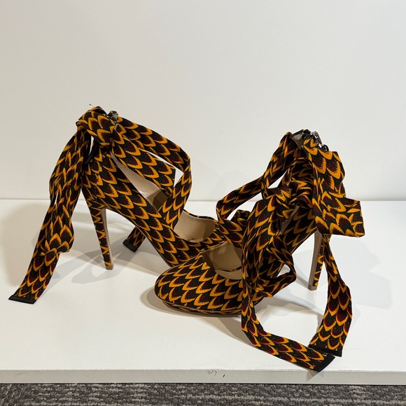 Elegant Patterned Women's Heels with Ribbon Ties - Picture 3 of 8